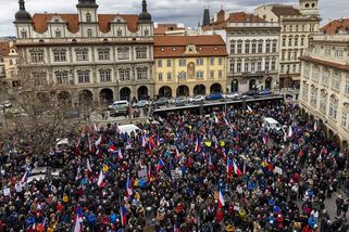 Obrazem: Stovky lidí na náměstí sebraly protest farmářům, spílaly vládě a EU - Seznam Zprávy